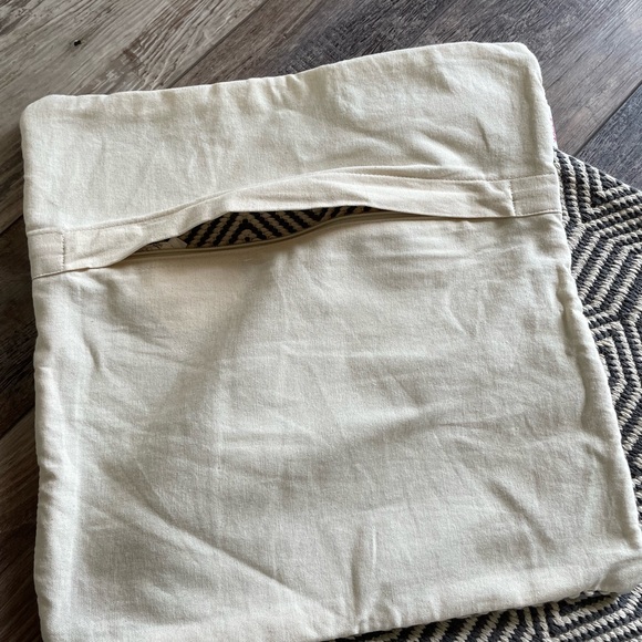 2 New Le Pouf Accent Pillow Covers cream/grey - Picture 3 of 5